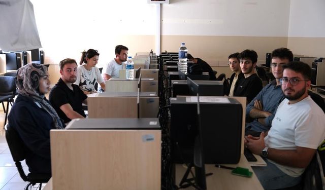 Öğrenciler tasarımdan üretime eğitim alıyor