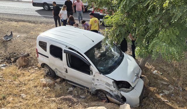 Yavuzeli'nde Kontrolden Çıkan Araç Ağaca Çarptı