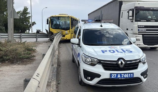 Gaziantep’te halk otobüsü bariyerlere çarptı