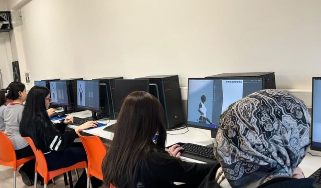 Geleceğin tasarımcıları dijital moda eğitimi aldı