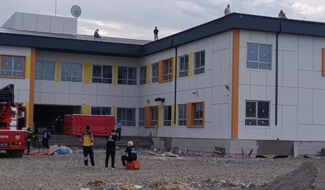İşçiler ücretlerini alamayınca okul çatısına çıktı