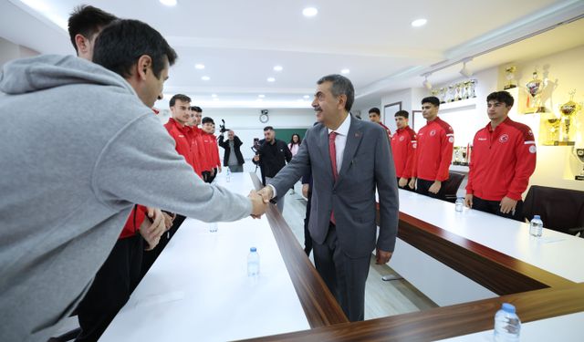 Bakan Tekin’den şampiyon voleybolculara ziyaret