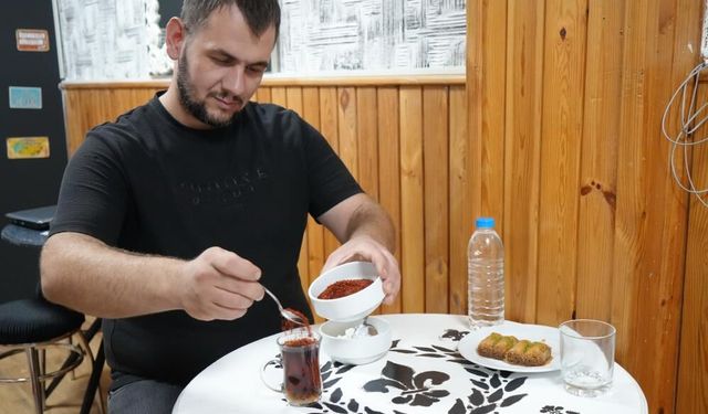 Tatlıyı Bile Pul Biberle Yiyen Adam Şaşırtıyor