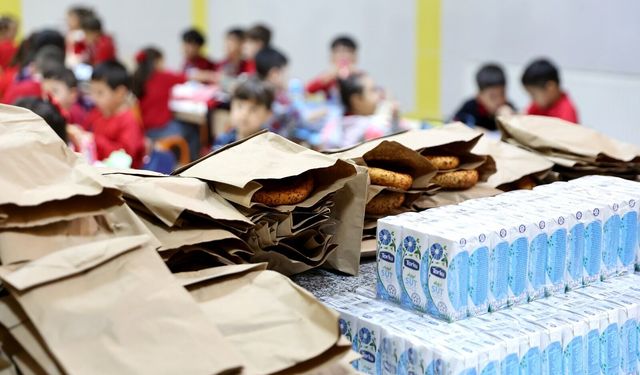 Gaziantep’te Miniklere Simit ve Süt Desteği