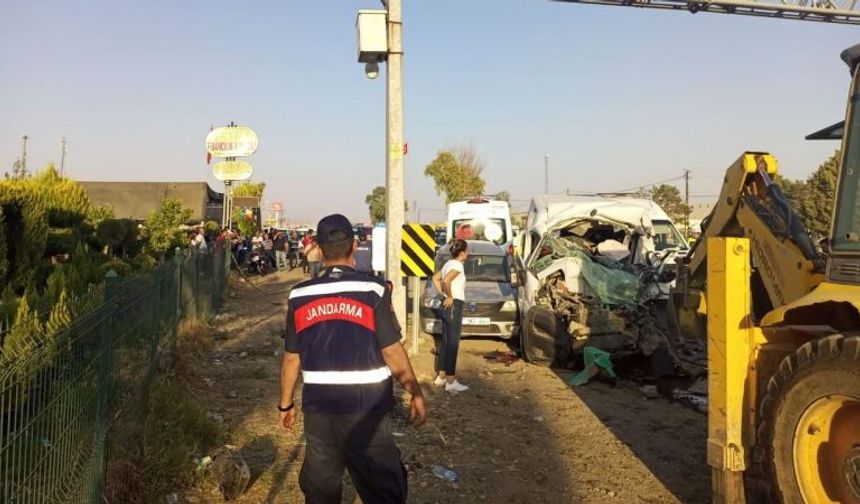  Gaziantep’te 3 aracın karıştığı kazada 2 ölü, 3 yaralı