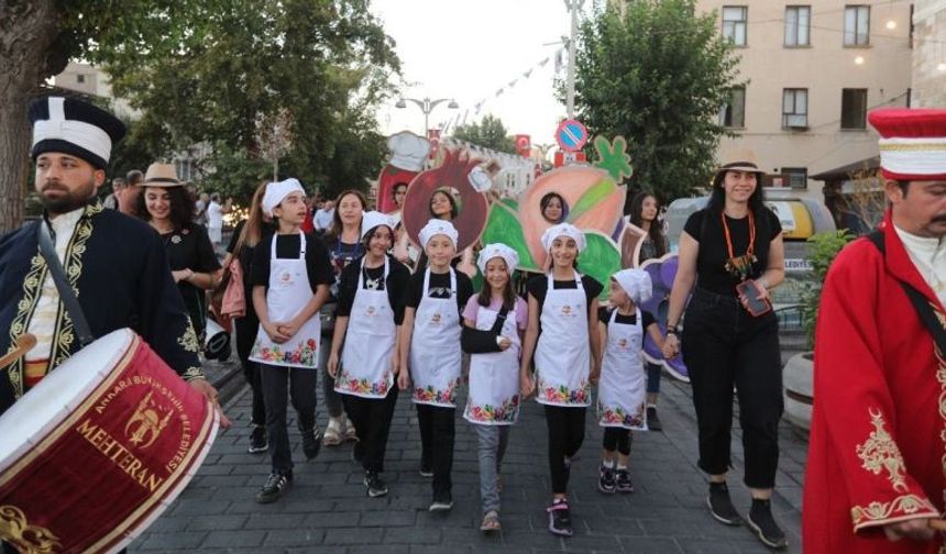 Gastroantep Festivali'nde kortej yürüyüşü