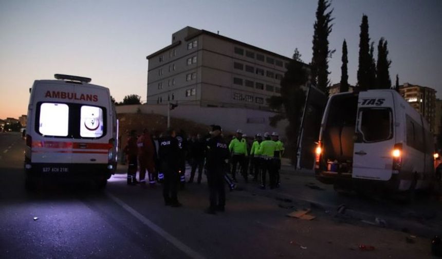 Seyrantepe'de İşçi servisi ile otomobil çarpıştı: 1 ölü, 15 yaralı