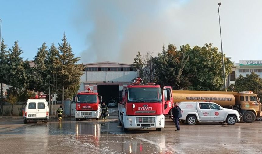 Gaziantep'te Korkutan Yangın tekstil fabrikası küle döndü!