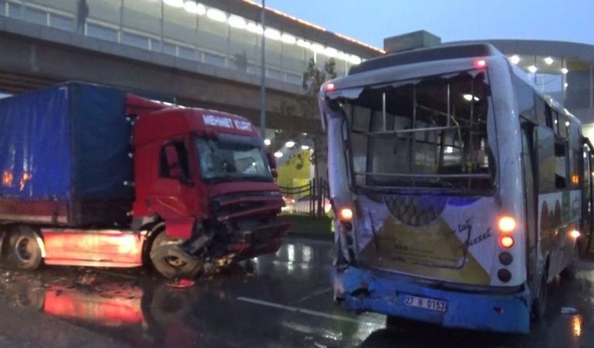 Gaziantep'te Feci Kaza! Tır Halk Otobüsüne Çarptı: 17 Yaralı