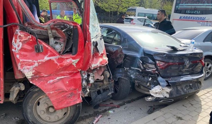 İpekyolu’nda zincirleme trafik kazası 1 yaralı