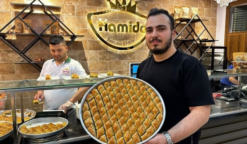 Gaziantep'te bayram öncesinde baklava kuyruğu