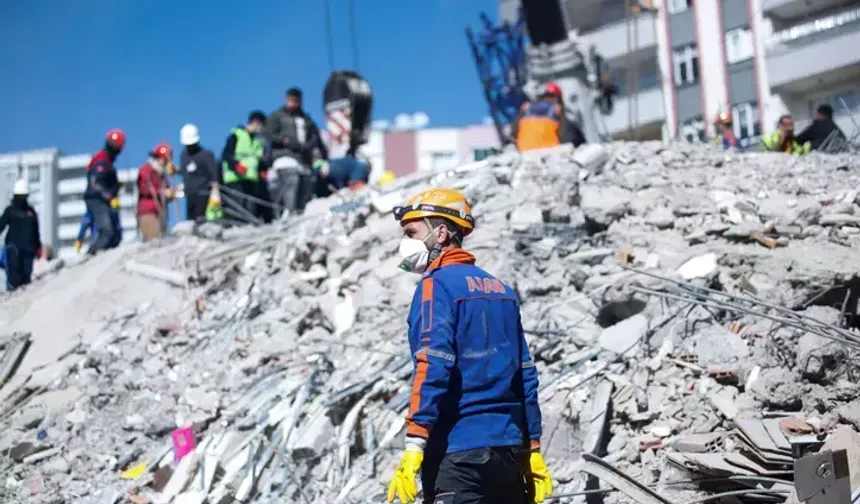Gaziantep'te Depremin Acı Dersi: Ağır Hasarlı Bina Kendiliğinden Çöktü