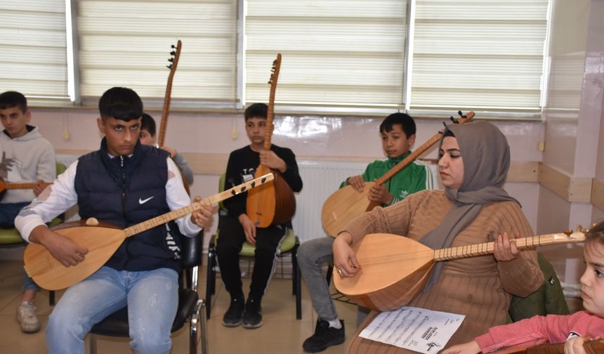 Şahinbey Tesislerinde Bağlama Çalmayı Öğreniyorlar