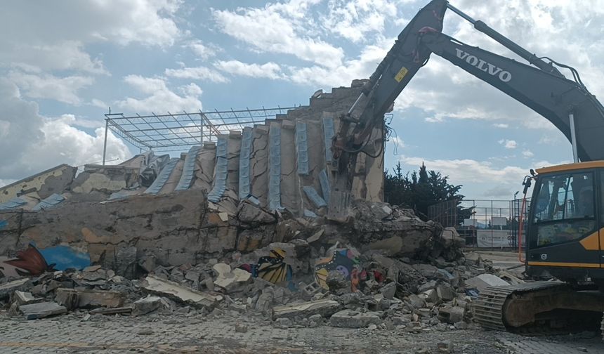 İslahiye'de Stadyum Tribünlerinin Yıkımına Başlandı