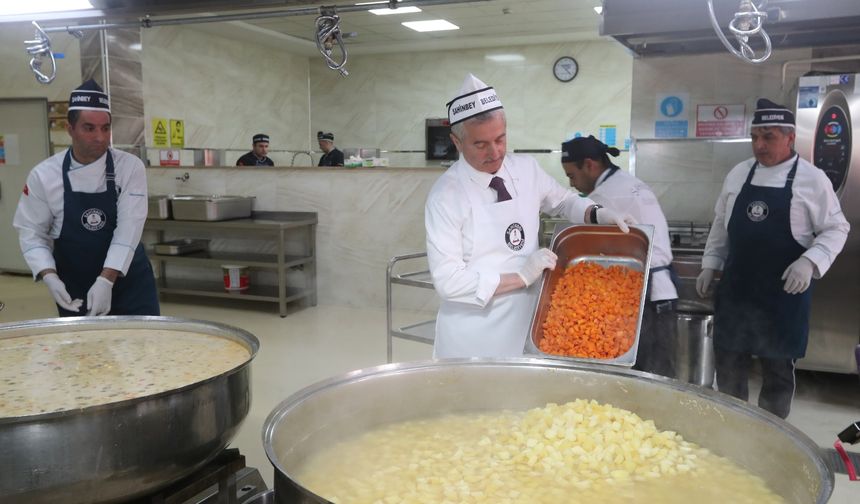 Başkan Tahmazoğlu Vatandaşlar İçin Kendi Elleriyle Yemek Yaptı
