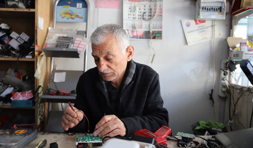 Son Elektronik Eşya Tamir Ustası Talebe Yetişemiyor: 45 Yıldır Yaptığı Mesleğe Talep Artışı