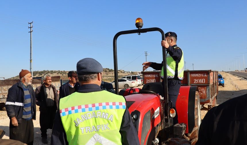 Gaziantep’te Jandarmadan Traktör Sürücülerine Trafik Eğitimi