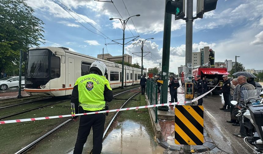 Gaziantep’te tramvayın üzerine yıldırım düştü