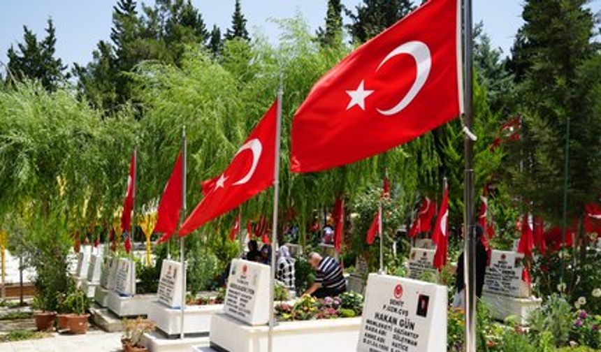 Gaziantep'teki mezarlıklar ve şehitliklerde Arefe yoğunluğu