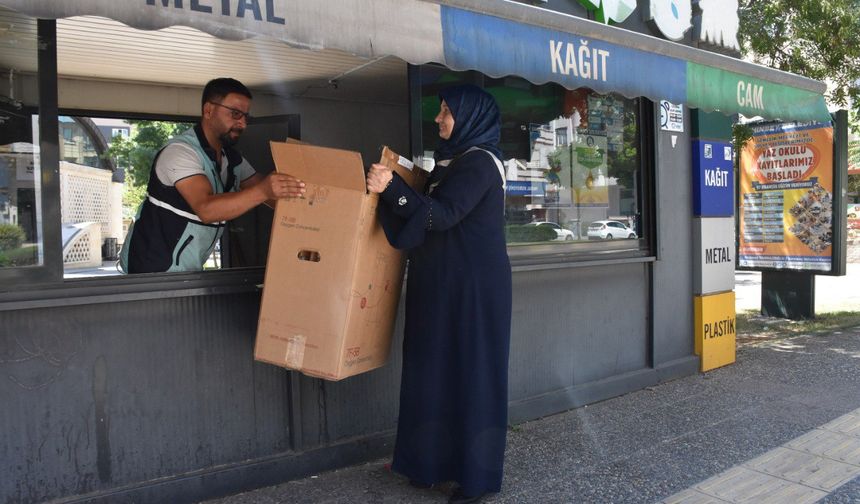 Bankam Atıktan Aldığı Hediyeler İle Çocukları Sevindiriyor