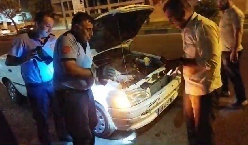 Otomobilin motoruna giren kediyi itfaiye çıkardı