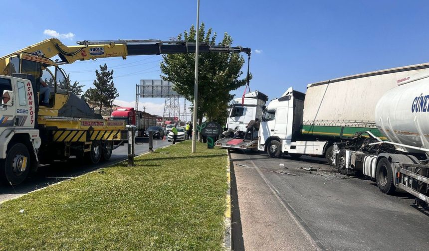 Tali yoldan çıkan tır ile yakıt ikmal aracı çarpıştı