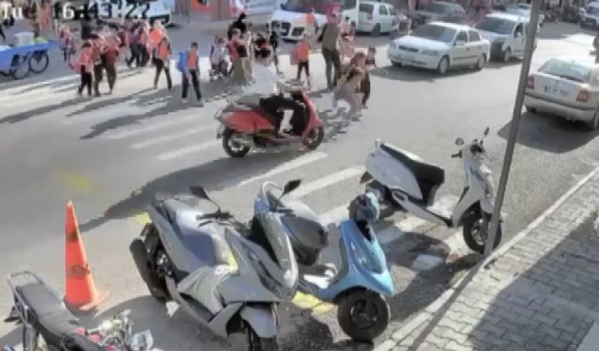 Okul çıkışında çocuklara motosiklet çarptı, kaza anı kameraya böyle yansıdı