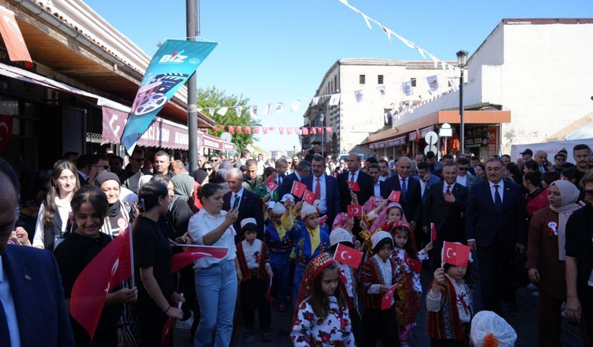 Bakan Tekin, Gaziantep'te BİZ projesi kortej yürüyüşüne katıldı