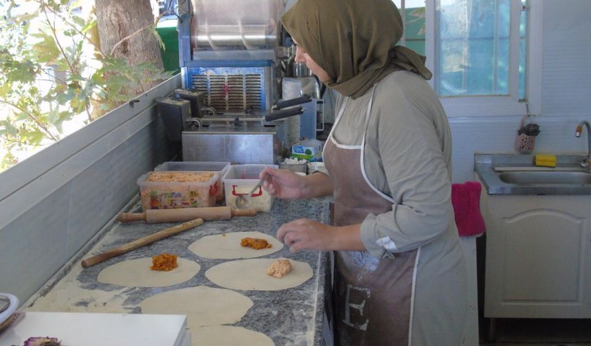 Depremzede kadın, annesinden aldığı tarifle yaptığı böreği ekmek kapısına dönüştürdü