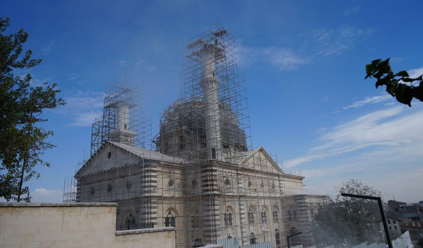 Depremde hasar alan Kurtuluş Camii'nin son kilit taşı bugün yerine yerleştirildi