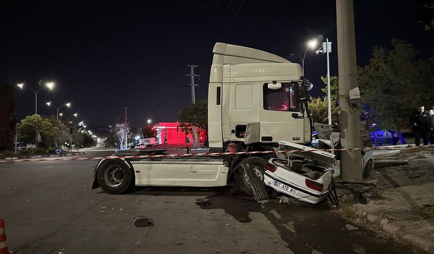 Gaziantep'te tır işçi servisine çarptı: 3'ü ağır 13 yaralı