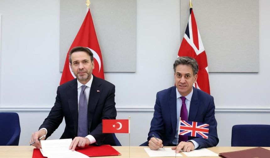 Bakan Bayraktar, İngiliz mevkidaşı Miliband ile görüştü