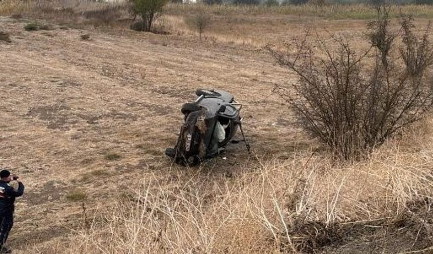 Otomobilin tarlaya uçtuğu kaza ucuz atlatıldı