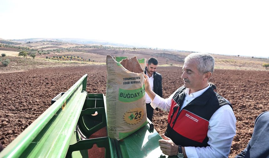 Tahmazoğlu dağıttığı tohumları çiftçilerle ekti