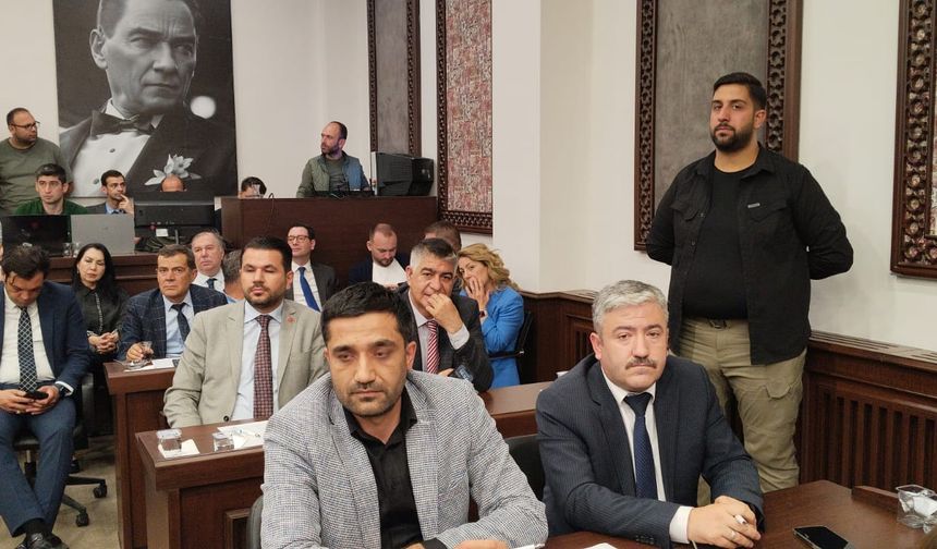 CHP'liler Çıktı, İstifacılar Geldi