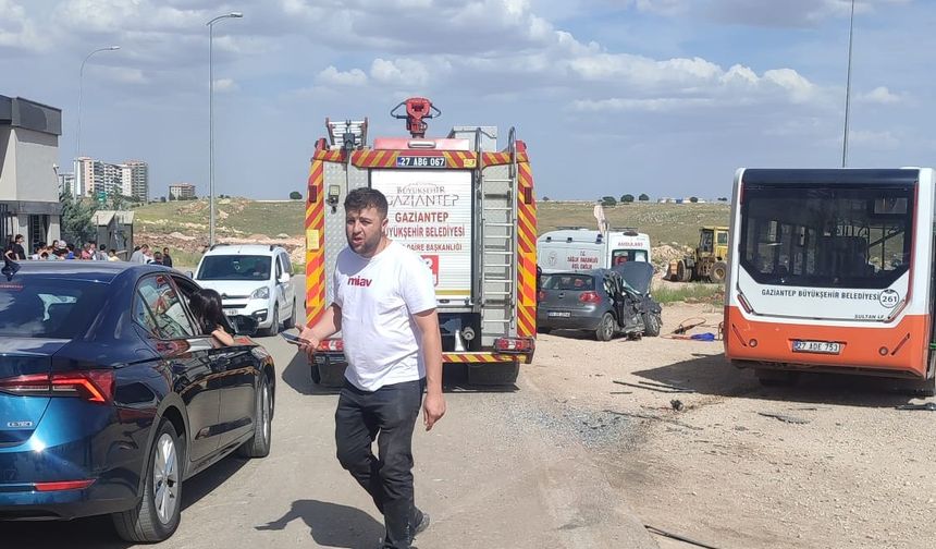 Gaziantep'te Otobüs ile Otomobil Çarpıştı!