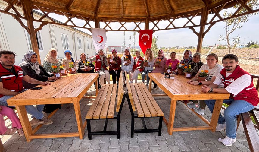 Kızılay'dan Deprem Bölgesinde ‘Anneler Günü’ Kutlaması