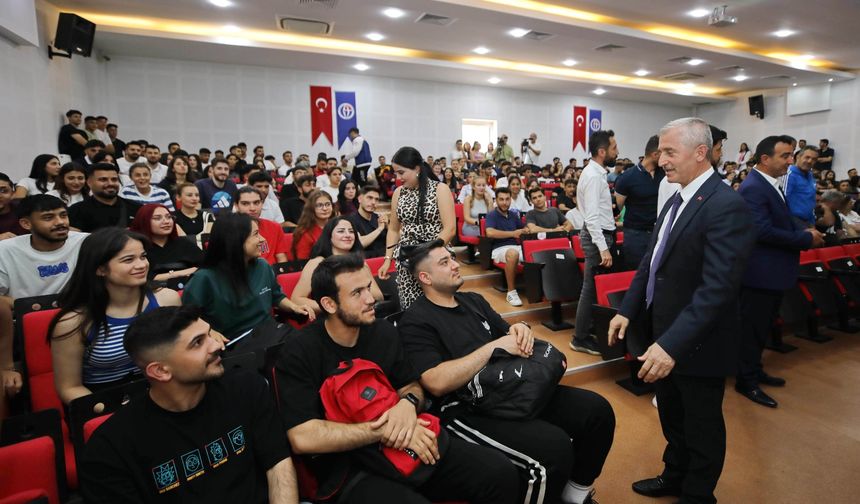 Tahmazoğlu, GAÜN’de Gençlerle Buluştu
