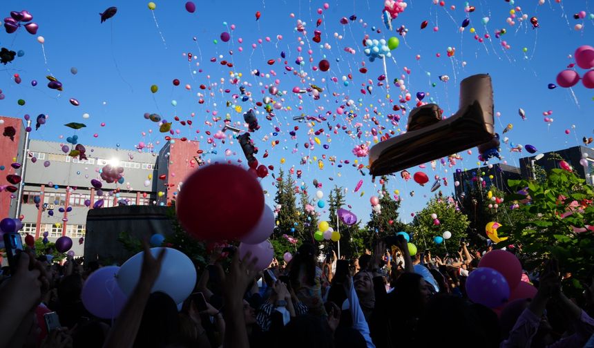 Gökyüzüne Binlerce Balon Uçuruldu