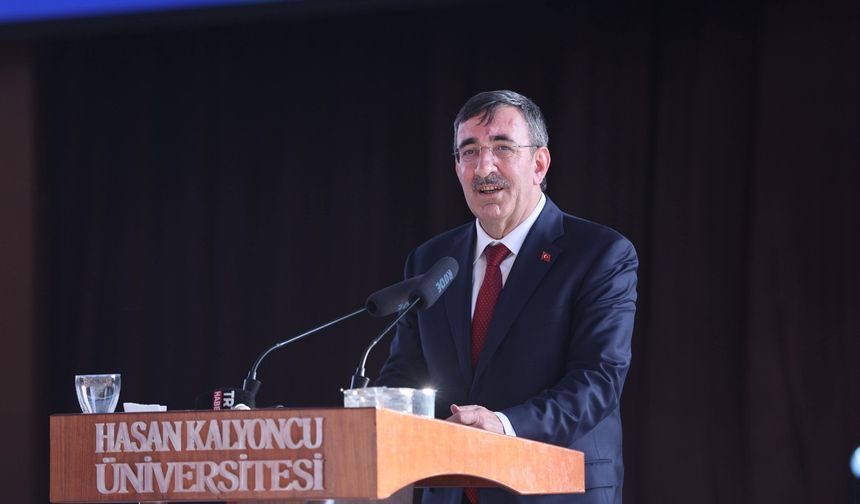 Yılmaz, HKÜ'de Mezuniyet Törenine Katıldı