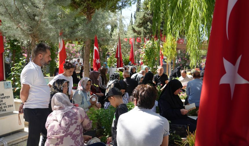Gaziantep Mezarlıklarında Bayram Hareketliliği