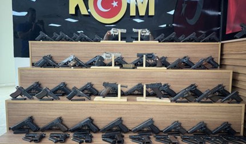 Otomobilin Motorundan Cephanelik Çıktı!