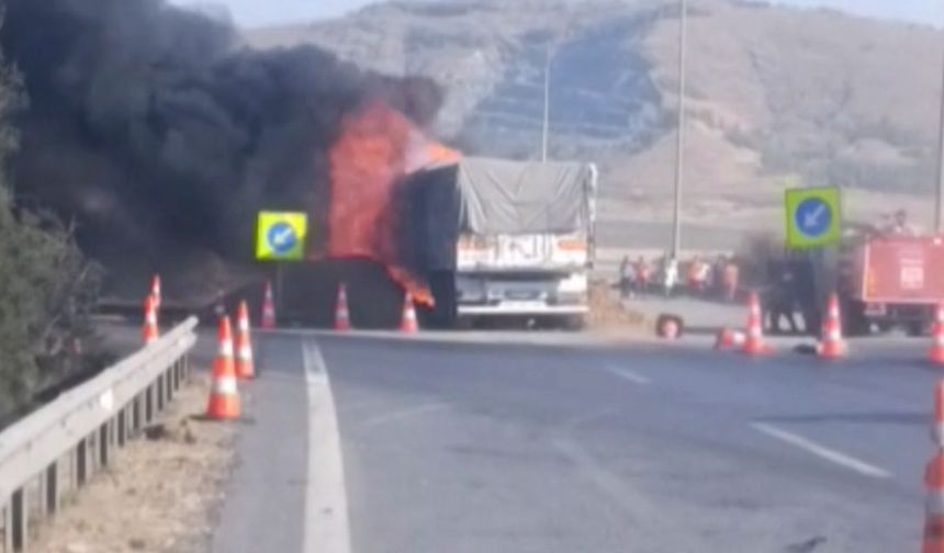 Gaziantep’te Arpa Yüklü Tır Cayır Cayır Yandı!
