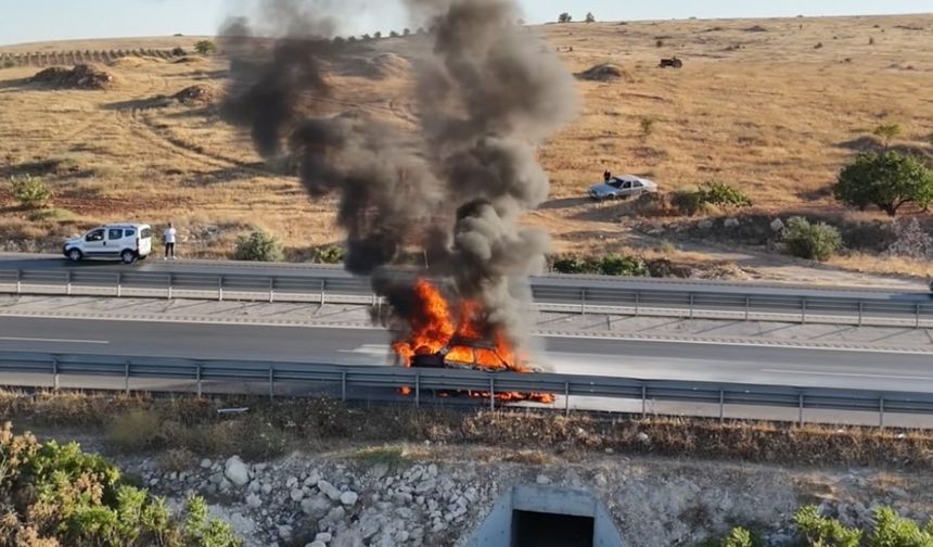 Gaziantep’te Seyir Halindeki Otomobil Küle Döndü!