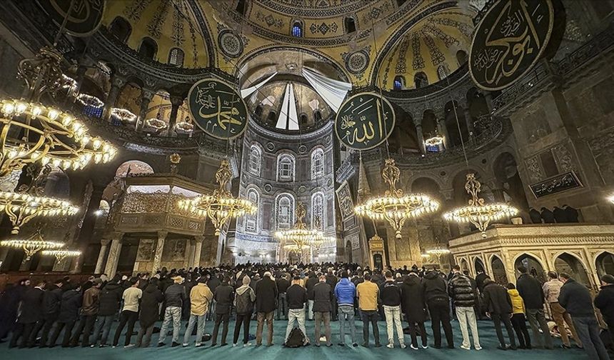 Mübarek Mevlid Kandili Coşkusu: Dualar ve Anlamlı Mesajlar Paylaşılıyor