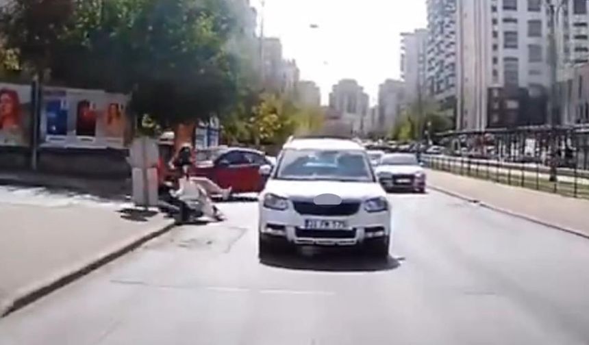 Otomobil Ani Manevra Yaptı, Kurye Yola Savruldu
