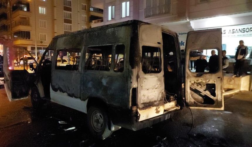 Nizip'te Minibüs Alev Topuna Döndü