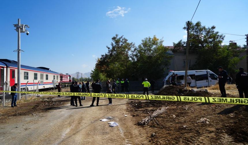 Tren, Servise Çarptı: Çok Sayıda Yaralı Var