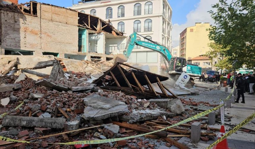 Sındırgı’da Enkaz Temizliği Sürüyor