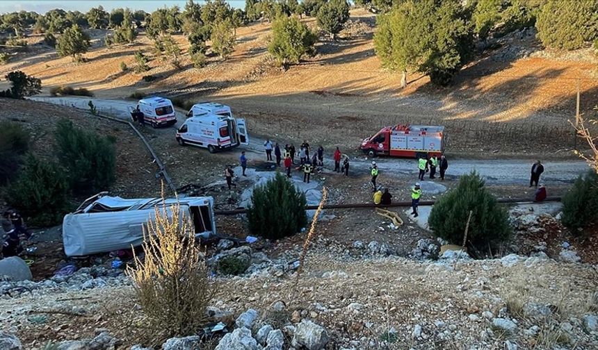 İşçi Servisi Şarampole Yuvarlandı! Ölü ve Yaralılar var..